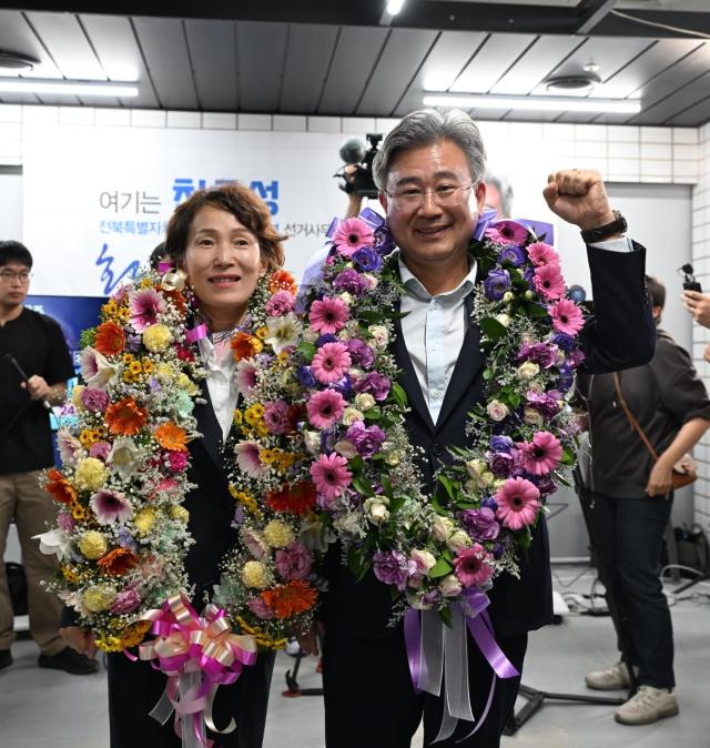 천호성오른쪽 전북특별자치도교육감 당선인사진천호성 선거사무소