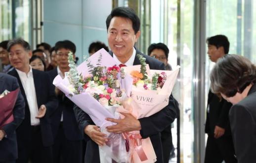 [포토] 꽃다발 받고 기뻐하는 오세훈 서울시장 당선인