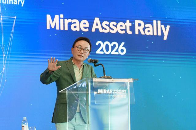 13일 강원도 세이지우드 홍천에서 열린 ‘미래에셋 랠리 2026’에서 박현주 미래에셋그룹 회장이 글로벌 ETF 임직원들과 비즈니스 현황을 공유하고 있다 사진미래에셋자산운용