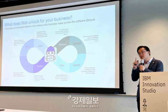 마이클 쿽 IBM 밥 솔루션 부사장 및 캐나다 연구소장이 자사의 신규 솔루션 IBM 밥의 기능을 소개하고 있다 사진류청빛 기자