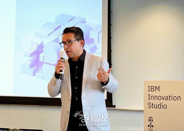 제이 탈레카 IBM 밥 수석 기술 연구원이 질문에 답변하고 있다 사진류청빛 기자