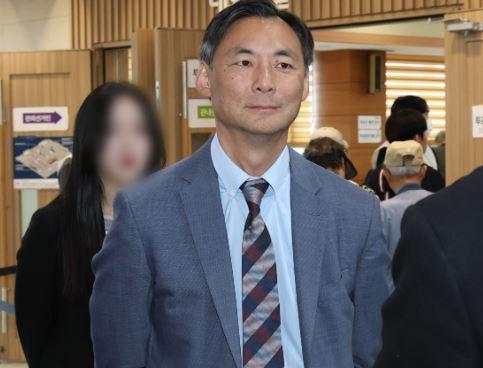 李 대통령 범죄연루설 모스 탄 출국금지 유지