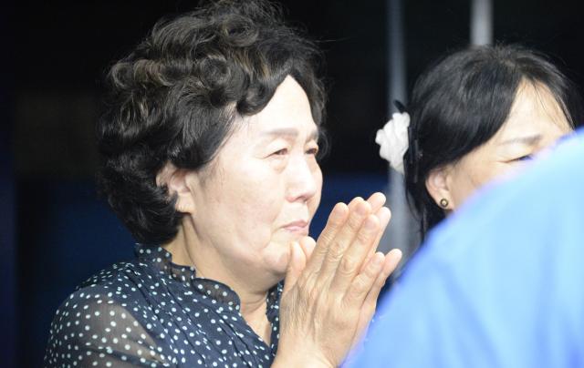 지난 3일 김세훈 화천군수 당선인의 누나 김숙희 씨가 선거사무소에서 개표 상황을 지켜보며 두 손을 모은 채 기도하고 있다 초조함과 간절함이 교차하는 표정에서 가족들이 함께 견뎌온 선거의 시간이 엿보인다사진박종석 기자