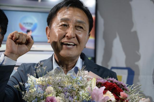 지난 3일 김세훈 화천군수 당선인이 주먹을 힘껏 쥔 채 지지자들을 바라보며 승리의 기쁨을 나누고 있다 선거사무소를 가득 메운 지지자들은 “김세훈”을 연호하며 당선의 순간을 함께 축하했다사진박종석 기자