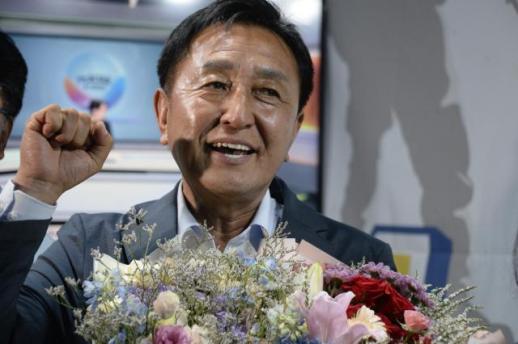 [포토뉴스] 환호와 눈물, 그리고 기도…화천 첫 민주당 군수 탄생의 밤