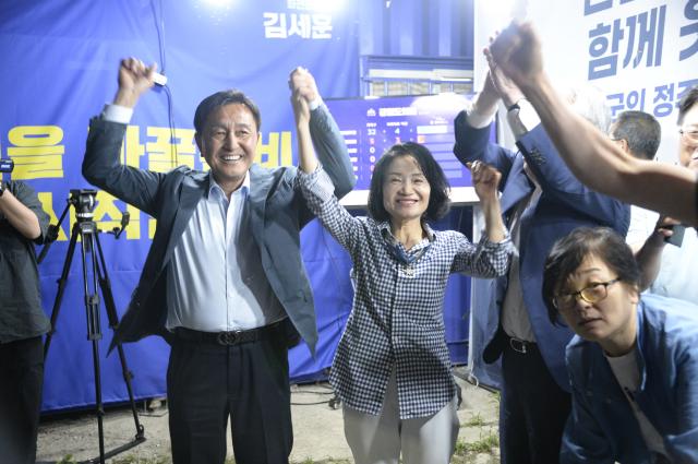 지난 3일 6·3 지방선거에서 당선이 확실시된 김세훈 더불어민주당 화천군수 당선인이 3일 밤 선거사무소에서 배우자 한영숙 씨의 손을 맞잡아 높이 들어 올리며 지지자들의 환호에 화답하고 있다 지지자들은 박수와 함성으로 30여 년 만의 정권교체를 축하했다사진박종석 기자