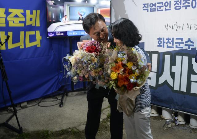 지난 3일 밤 김세훈 화천군수 당선인이 개표 결과를 지켜본 뒤 환한 미소를 지으며 배우자 한영숙 씨에게 당선 소감을 전하고 있다 긴 선거 과정을 함께 견뎌온 부부의 안도감과 기쁨이 고스란히 묻어나는 순간이다사진박종석 기자