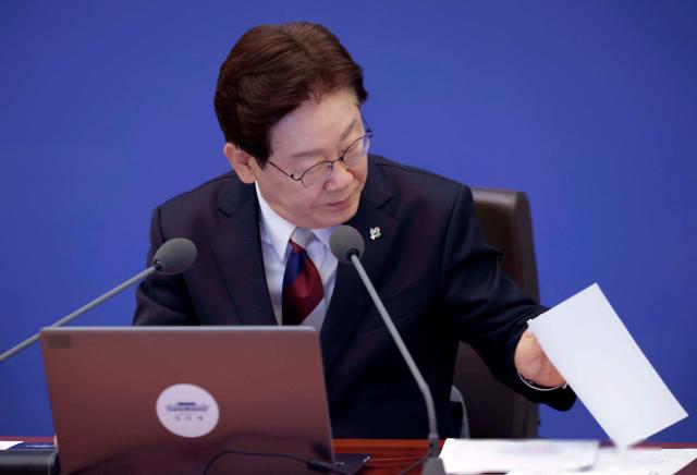  이재명 대통령이 4일 청와대에서 열린 수석보좌관회의에서 자료를 살펴보고 있다 사진연합뉴스