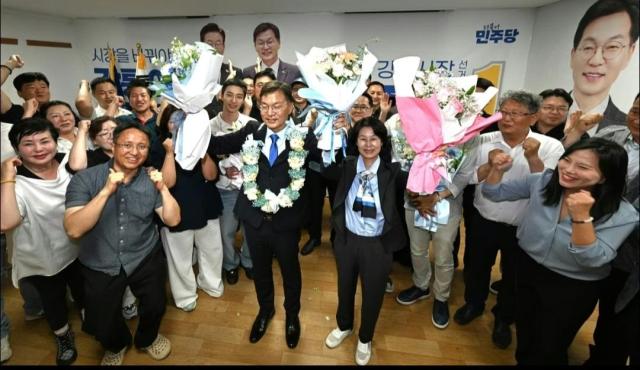 더불어민주당 김중남63 후보가운데가 지지자들과 함께 당선의 기쁨을 나누고 있다 사진이동원 기자