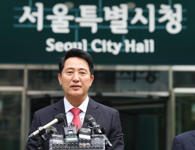 6·3 지방선거에서 서울시장 당선이 사실상 확정된 국민의힘 오세훈 후보가 4일 서울시청으로 들어가기 전 인사말을 하고 있다 사진연합뉴스