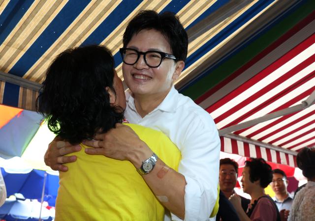 힌동훈 무소속 부산 북갑 국회의원 보궐선거 당선인이 4일 부산 북구 구포시장을 찾아 시민들에게 당선 감사의 인사를 하고 있다 사진연합뉴스