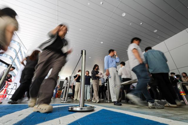 Voters line up at an early voting station set up at Sogong-dong Community Center in Jung-gu Seoul on May 29 2026 AJP Yoo Na-hyun