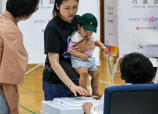 Voters deposit their marked ballots at Polling Station No 6 in Noryangjin 1-dong set up at Bondong Elementary School in Dongjak-gu Seoul on June 3 2026 AJP Yoo Na-hyun