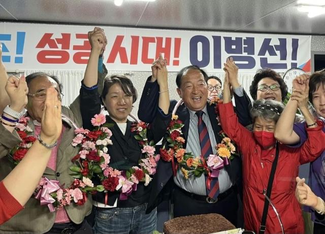 제9회 전국동시지방선거 속초시장 선거에서 국민의힘 이병선 후보가운데가 재선에 성공하면서 지지자들과 함께 기쁨을 누리고 있다 사진이동원 기자