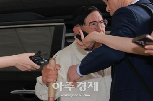 [포토] 신천지 이만희, 합수본 첫 출석…당원 강제 가입 의혹 묵묵부답