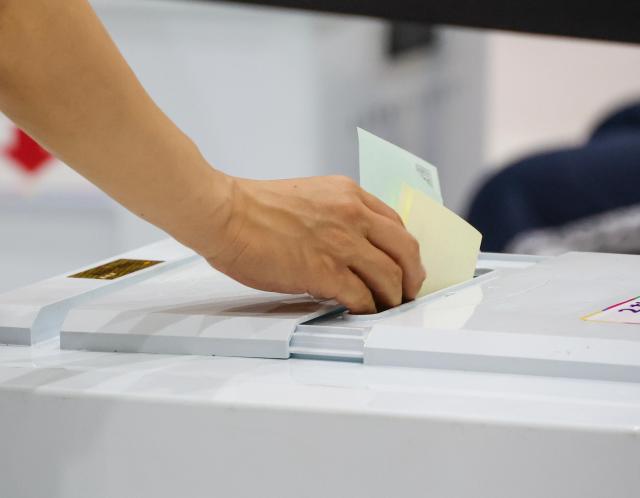 Voters deposit their marked ballots at Polling Station No 6 in Noryangjin 1-dong set up at Bondong Elementary School in Dongjak-gu Seoul on June 3 2026 AJP Yoo Na-hyun
