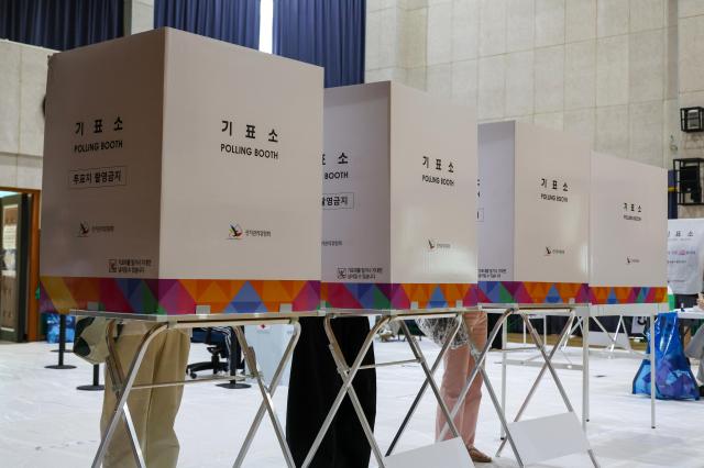 Voters cast their ballots at Polling Station No 6 in Noryangjin 1-dong set up at Bondong Elementary School in Dongjak-gu Seoul on June 3 2026 AJP Yoo Na-hyun