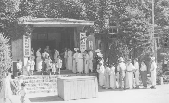 oters line up outside a polling station set up at Hyehwa Elementary School in Seoul in 1952 Courtesy of Yonhap News Agency