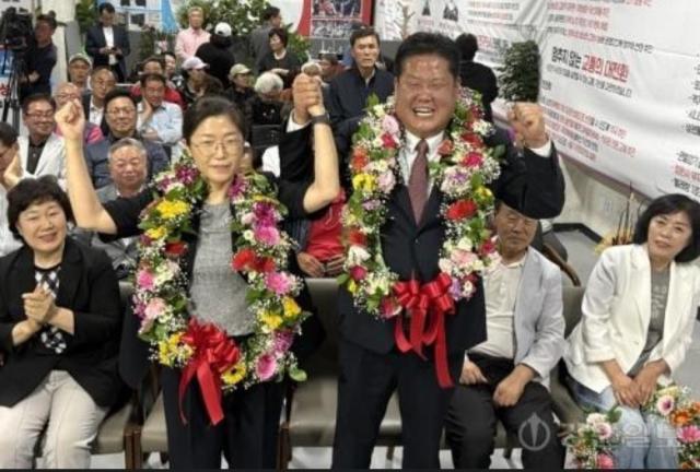 6·3 전국동시지방선거 태백시장 선거에서 국민의힘 이상호 후보가운데가 압도적인 지지 속에 재선에 성공하며 지지자들에게 축하를 받고 있다 사진이동원 기자