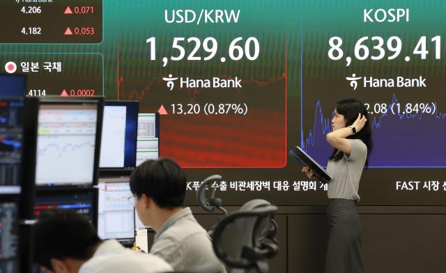 4일 코스피는 전장보다 16208포인트184 내린 863941에 장을 마치며 지난달 28일 이후 처음으로 하락 마감했다사진연합뉴스