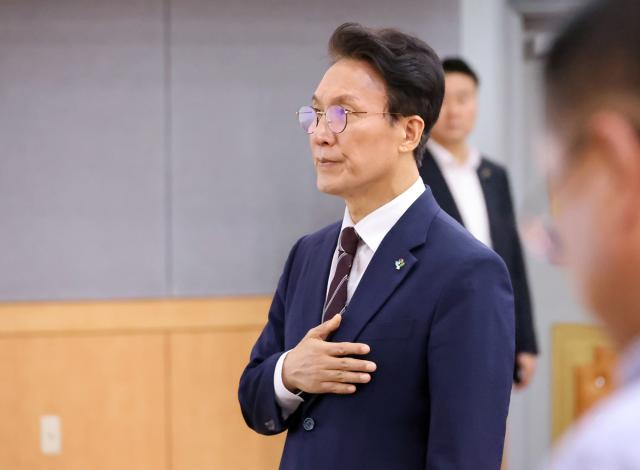 김민석 국무총리가 4일 오전 서울 종로구 정부서울청사 별관에서 열린 정부 드론ㆍ대드론 통합 태스크포스TF 최종보고회의에서 국기에 경례하고 있다 사진연합뉴스