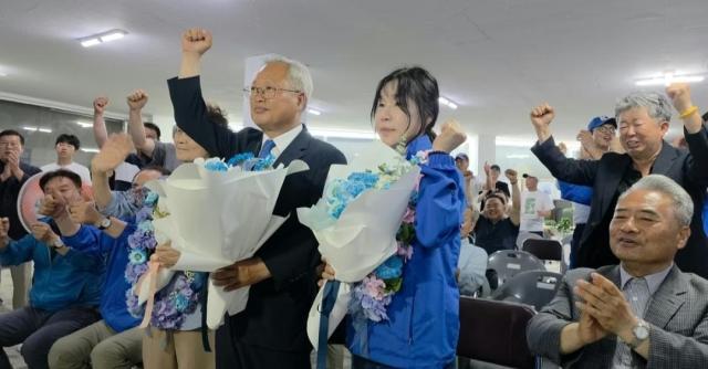 6·3 전국동시지방선거 양양군수 선거에서 더불어민주당 김정중 후보가운데가 승리하며 지지자들에게 축하를 받고 있다 사진이동원 기자