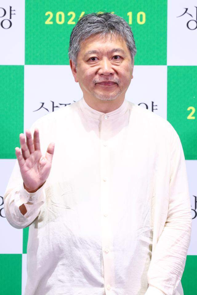 인사하는 고레에다 히로카즈 감독 사진연합뉴스