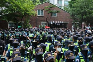 警方出动机动部队解散蚕室投票站集会人群