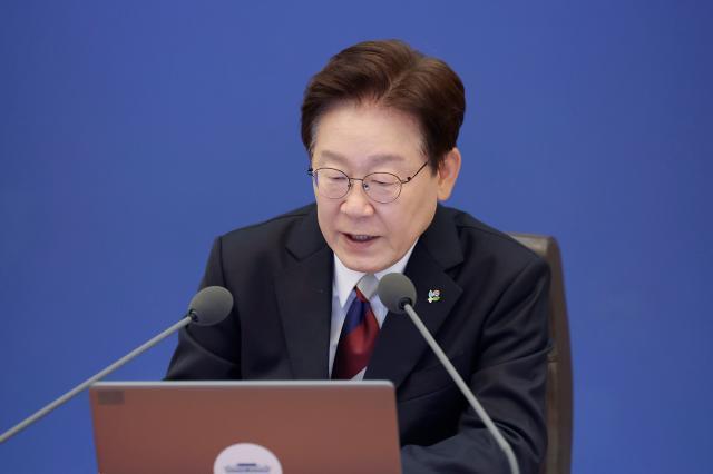 이재명 대통령이 4일 청와대에서 열린 수석보좌관회의에서 발언을 하고 있다 사진연합뉴스