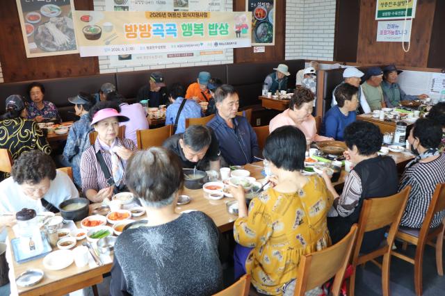 동해시 평릉동에 위치한 평릉한우설렁탕에서 ‘2026년 어르신 외식지원사업 방방곡곡 행복밥상’을 진행하고 있다 사진묵호노인종합복지관