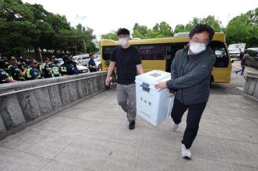 잠실7동 투표소, 시위대 봉쇄 35시간만에 투표함 2개 반출