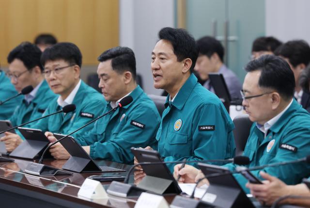  오세훈 서울시장이 지난 4일 서울 종로 선거캠프에서 서울시장에 당선된 뒤 곧바로 서울시청으로 복귀해  여름철 풍수해 대책 특별점검회의에서 주재하고 있다사진연합뉴스