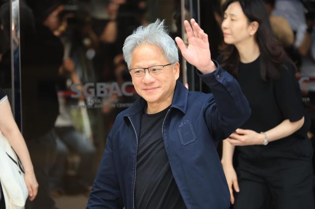 Nvidia CEO Jensen Huang waves to his fans at Gimpo International Airport June 5 2026 AJP Han Jun-gu