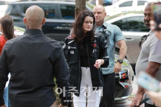 [포토] T1 유니폼으로 갈아입고 온 매디슨 황