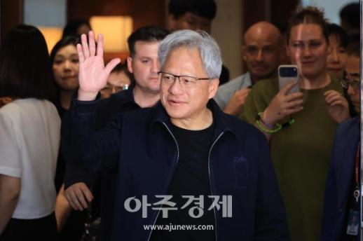 [포토] 엔비디아 젠슨 황 CEO, 한국 도착