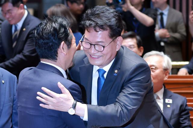 더불어민주당 정청래 대표가 5일 국회에서 22대 국회 후반기 의장단을 선출하는 본회의를 앞두고 열린 의원총회에 참석해 인천 연수갑 국회의원 보궐선거에서 당선된 더불어민주당 송영길 의원과 인사하고 있다사진연합뉴스