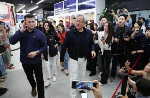 NVIDIAジェンスン・ファン氏 、7か月ぶり訪韓…「韓国のパートナーと多くのことを計画している」
