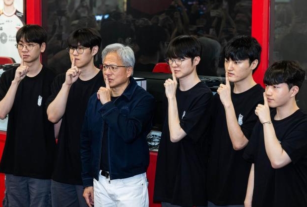 [포토] T1 선수들 만난 젠슨 황