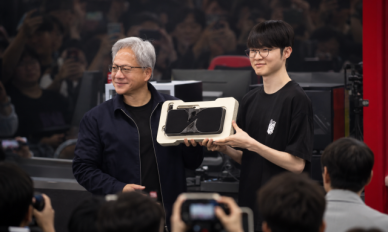 젠슨 황, 홍대 PC방서 페이커 만났다…한국은 e스포츠 최적 시장