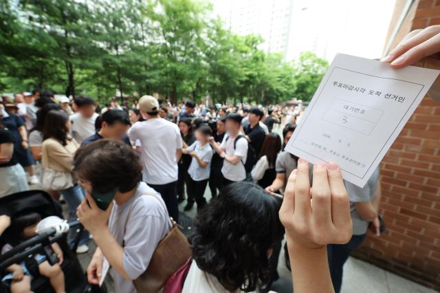 6·3 지방선거 본투표일인 3일 오후 서울 송파구 잠실 2동 제6투표소에서 투표용지 부족으로 투표하러 온 주민들이 대기하고 있다 사진연합뉴스