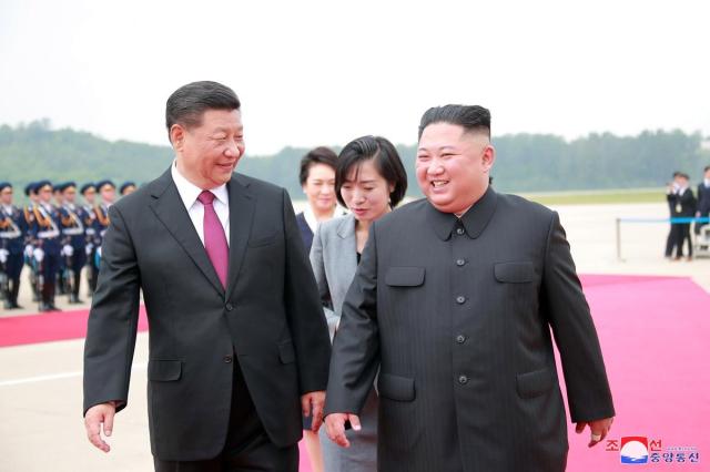 김정은 북한 국무위원장이 2019년 6월 20일 평양 순안공항평양국제비행장에 도착한 시진핑習近平 중국 국가주석을 맞이하는 모습 사진연합뉴스조선중앙통신