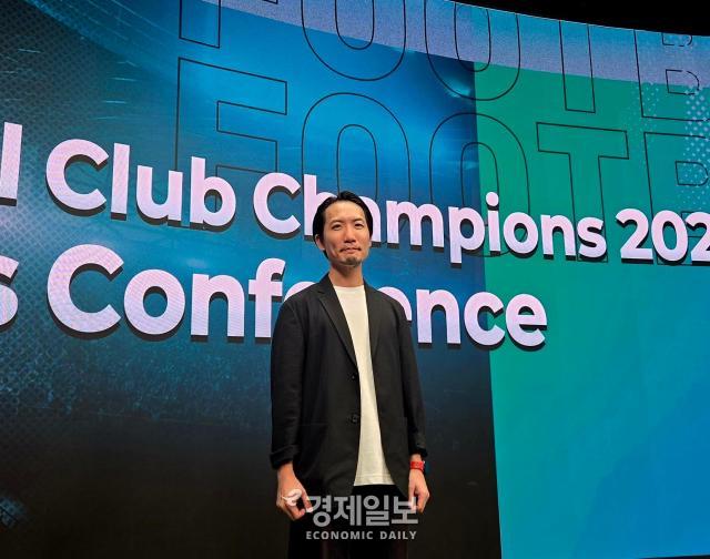 히사이 카츠야 세가 SFCC 총괄 프로듀서가 발표 이후 기념 사진을 찍고 있다 사진류청빛 기자