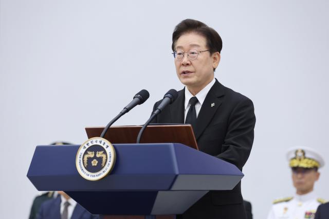 이재명 대통령이 5일 성남 서울공항에서 열린 한·미 6·25전사자 유해 상호봉환식에서 추모사를 하고 있다 사진연합뉴스