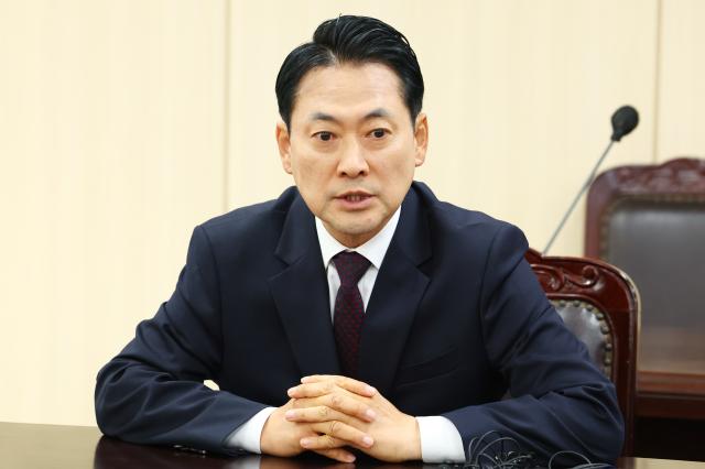 People Power Party leader Jang Dong-hyuk visits the Seoul Election Commission to express concerns over the election results on June 5. Photo: Yonhap News