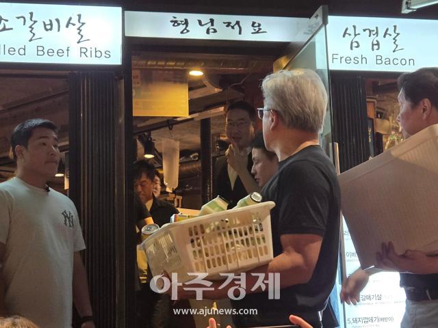바나나 우유 나눠주는 젠슨 황 사진신지아 기자