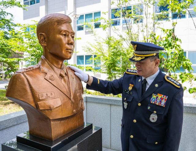 Bust of the late Officer Jeong Ho-jong
