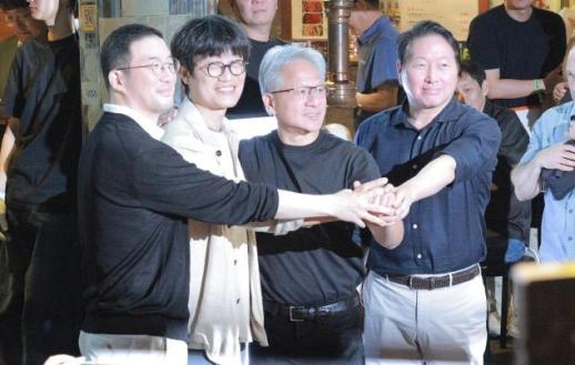 [젠슨 황 삼쏘회동] 1차는 삼겹살, 2차는 치킨집…인파 1000여명
