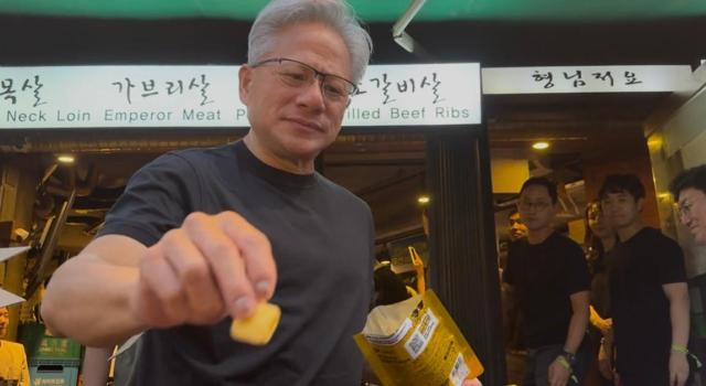 Giám đốc điều hành Jensen Huang của Nvidia phát HBM chip cho phóng viên bên ngoài nhà hàng thịt ba chỉ ở gần Hongdae, Seoul vào ngày 5 tháng 6.