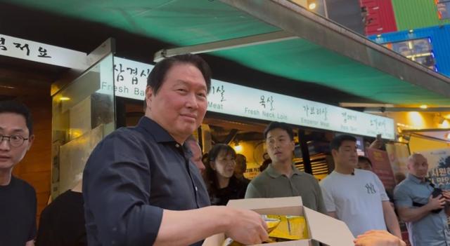 Chủ tịch Choi Tae-won của SK phát HBM chip cho phóng viên bên ngoài nhà hàng thịt ba chỉ ở gần ga Hongdae, Seoul vào ngày 5 tháng 6.
