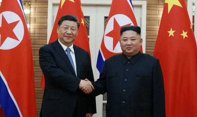 시진핑 중국 국가주석이 오는 8일부터 9일까지 북한을 국빈 방문한다고 중국과 북한이 5일 발표했다 시 주석의 북한 방문은 2019년 6월 이후 약 7년 만으로 김정은 집권 이후 두 번째 방북이다 사진은 지난 2019년 6월 20일 평양을 방문한 시진핑 중국 국가주석이 북중정상회담에 앞서 김정은 북한 국무위원장과 악수하는 모습 사진연합뉴스
